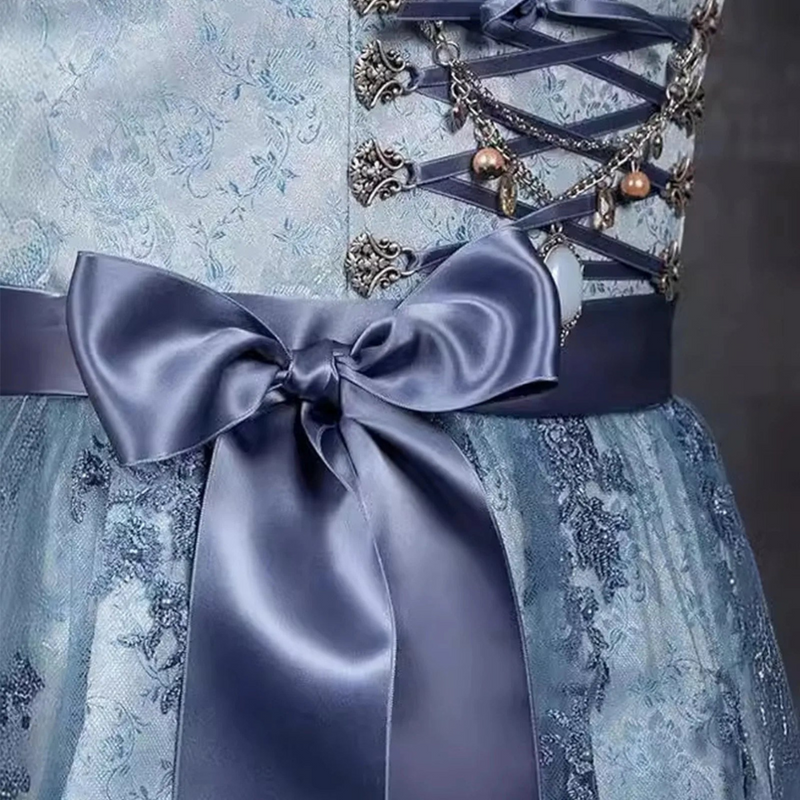 Dirndl für Damen im eleganten Stil mit ausgestelltem Rock