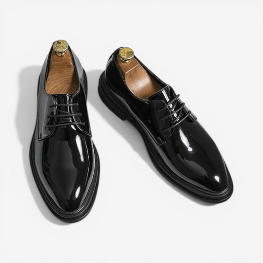 Spitz zulaufende Schnürschuhe