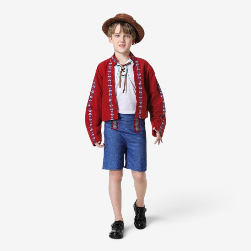 Trachtenoutfit für Jungen im traditionellen Stil mit Hut